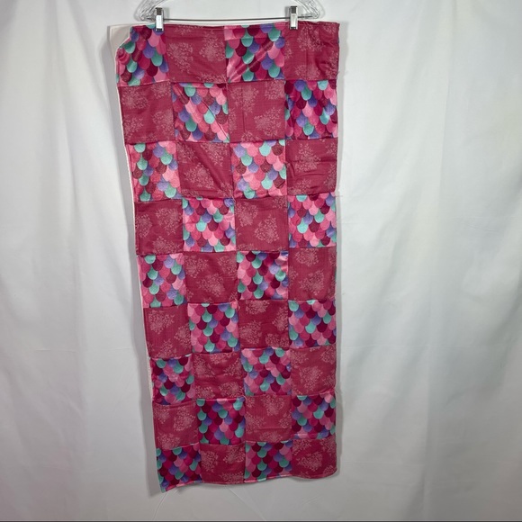 Handcrafted Lap Quilt, Cute pink Pattern Tied. 44" Wide and 48" Long. New cond! - Picture 4 of 5